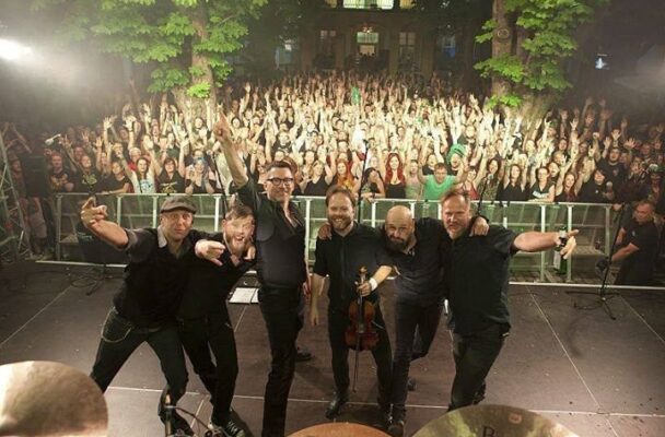 Bandfoto shamrock mit Partygästen bei Nacht