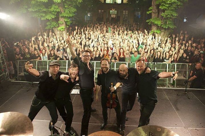 Bandfoto shamrock mit Partygästen bei Nacht