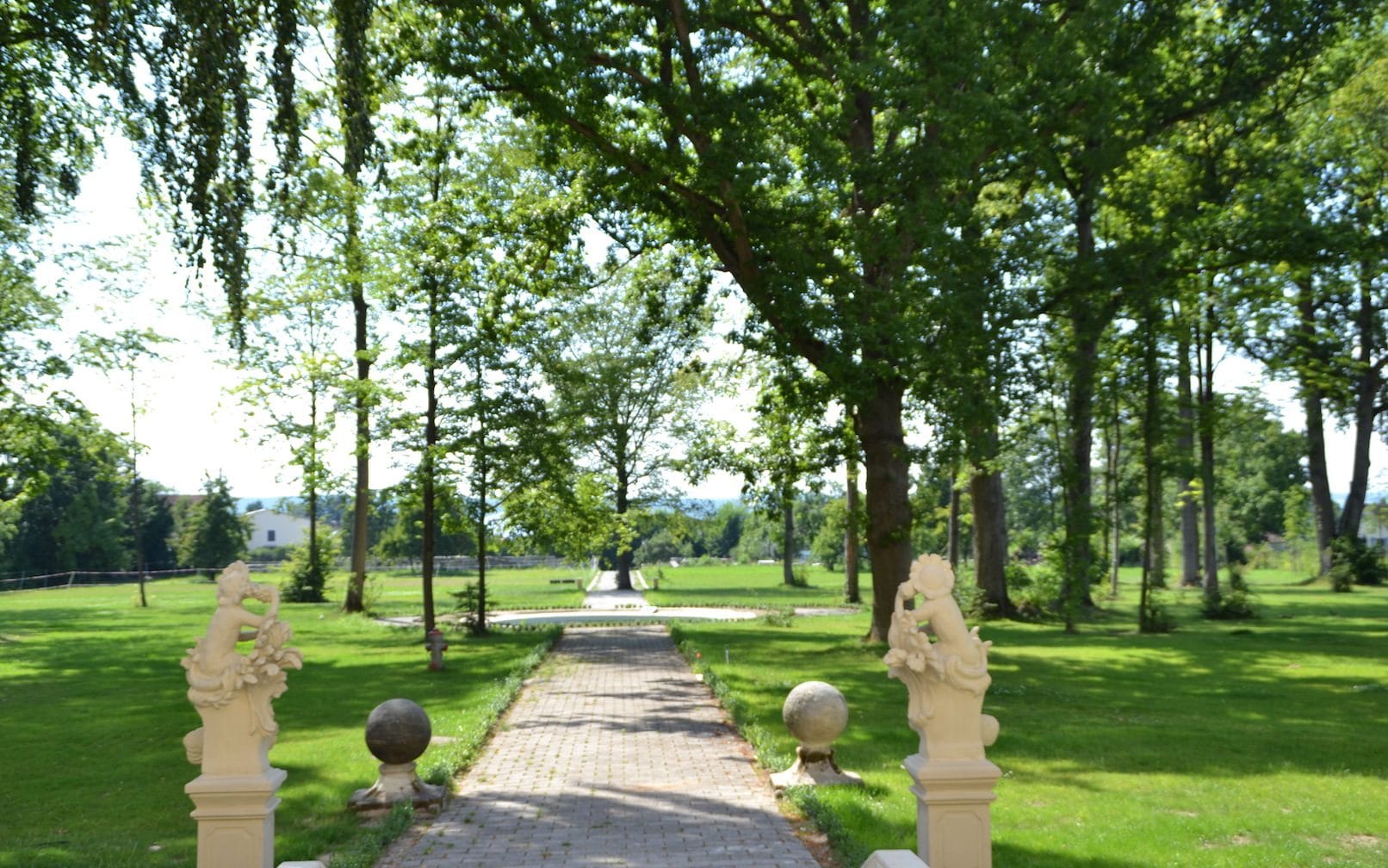 Schlossparkweg Franken Jaegersburg bei tag