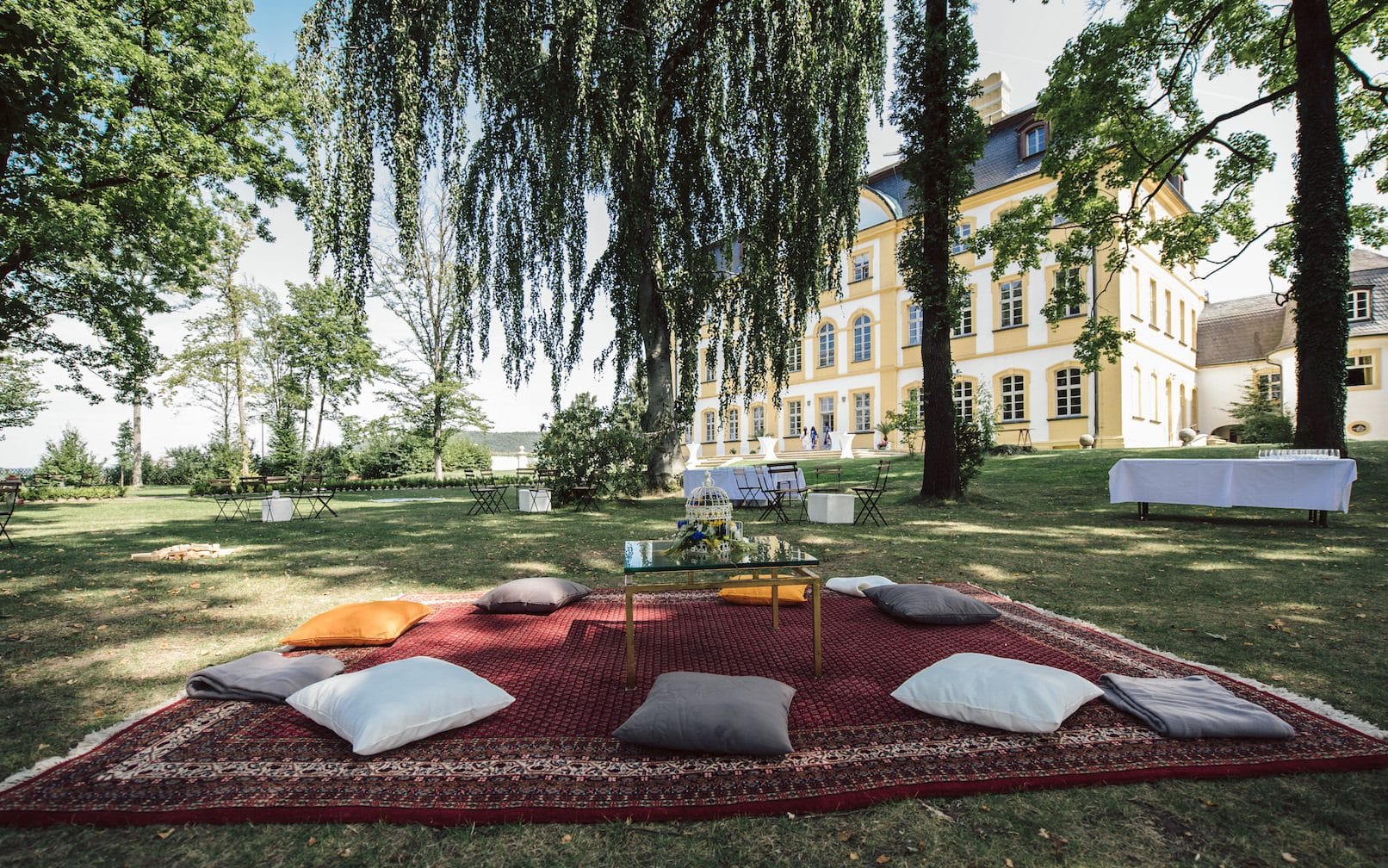 Sitzgelegenheit im Freien. Gemütliche Sitzgelegenheiten auf der Wiese des Schlosspark Garten