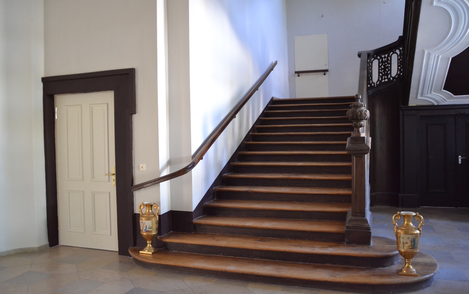Eingangs/Entree Treppe zum Untergeschoss bzw zum Erdgeschoss