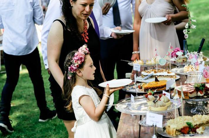 Kuchenbuffet draussen im Schlossparkgarten