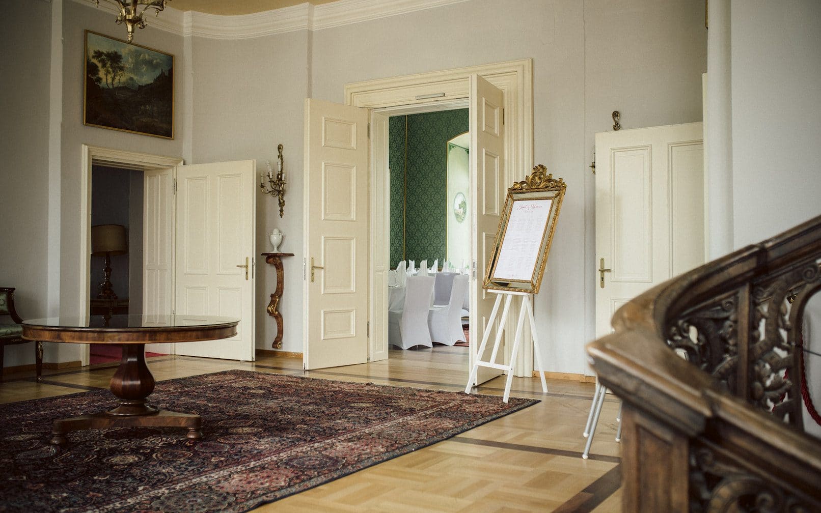 Der Empfangsraum im Schlossfoyer bei Tageslicht.