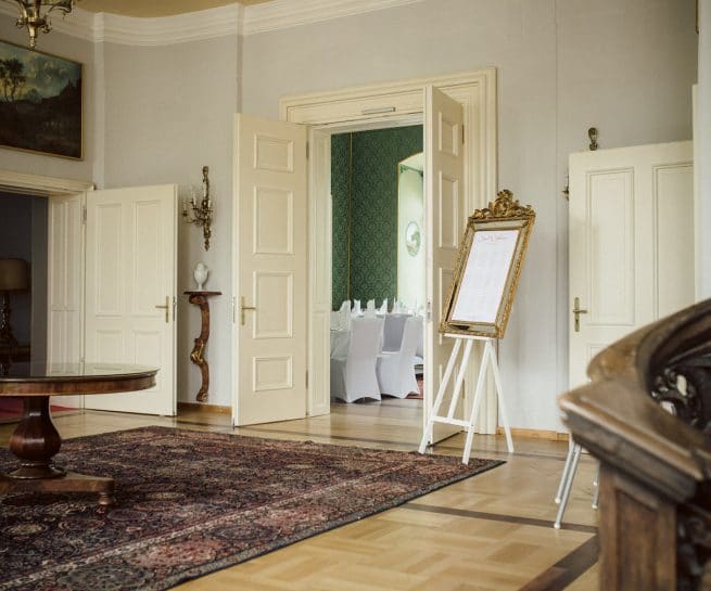 Der Empfangsraum im Schlossfoyer bei Tageslicht.