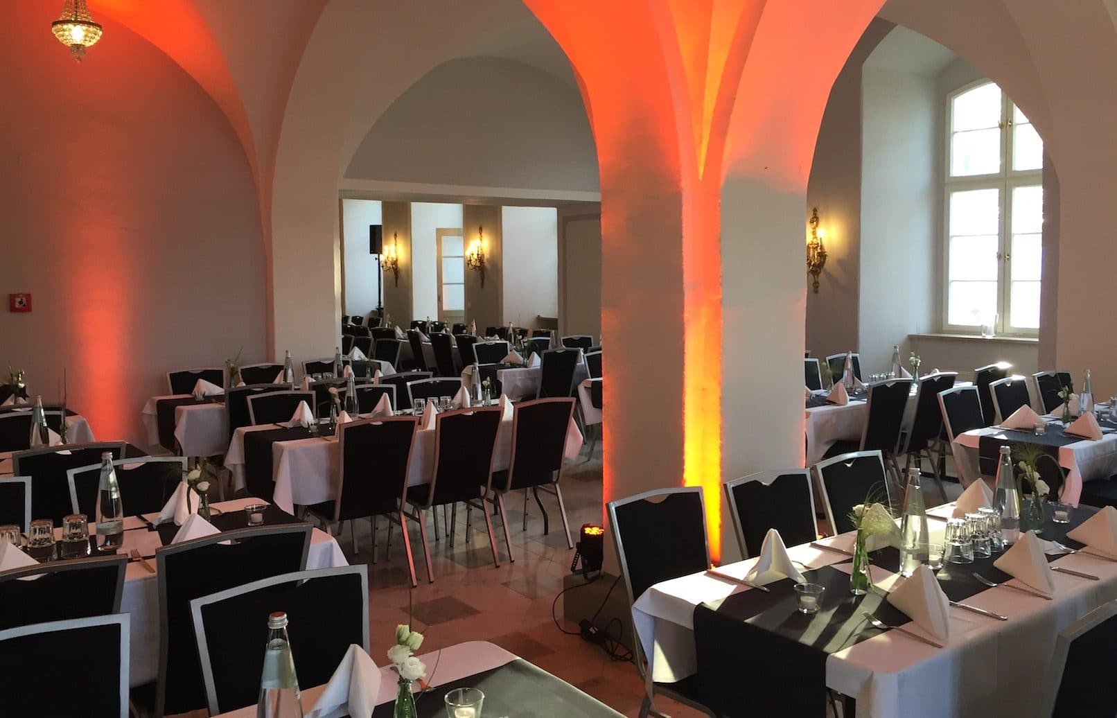 Eventlocation Kreuzsaal im Schloss Jaegersburg. Für eine Firmenfeier geschmückter Raum