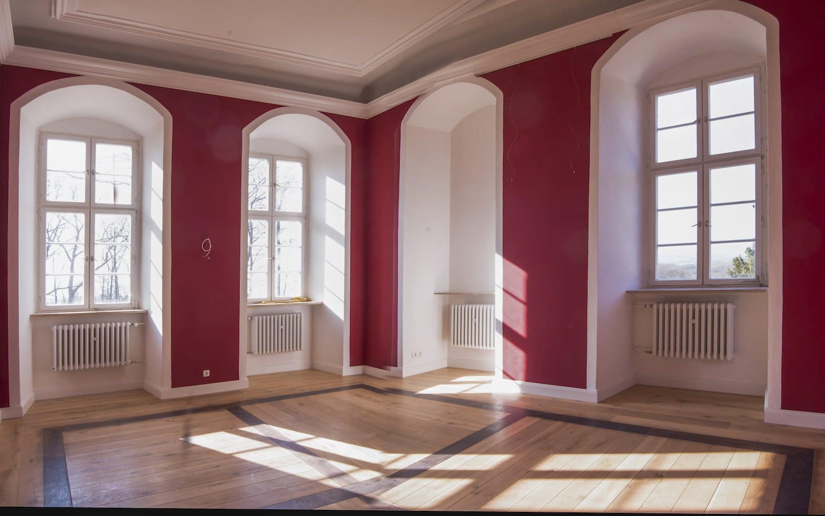 Der leergeräumte rote Salon im Schloss Jaegersburg.