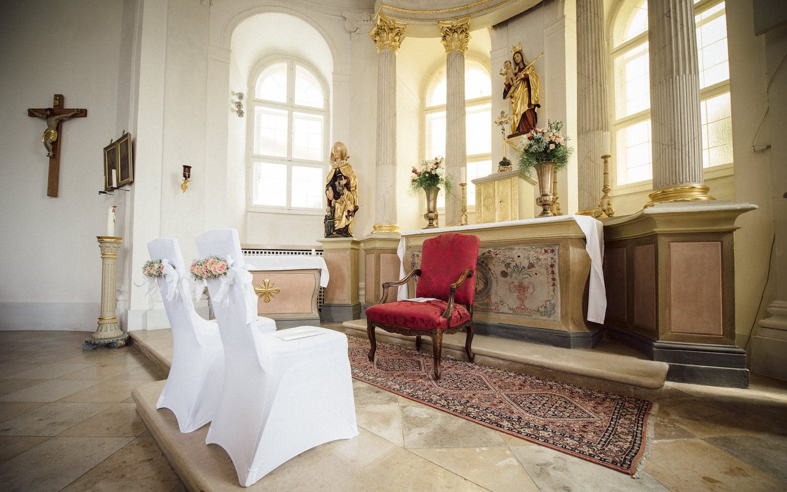 Kirchliche Trauungskapelle und Altar im Schloss Jaegersburg