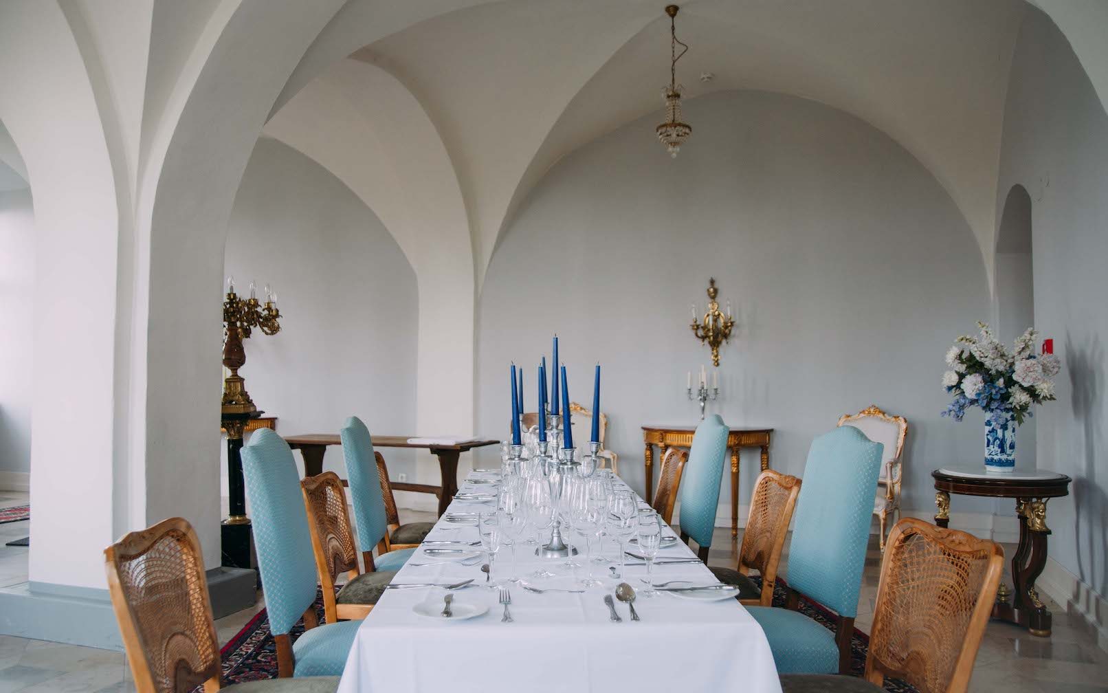 Der Kreuzsaal befindet sich im Untergeschoss. Ein hell eingedeckter rechteckiger Tisch mit Kerzenständer in der Mitte. Der Raum zeichnet sich durch die Rundbogendecke und massiven Pfähle aus.