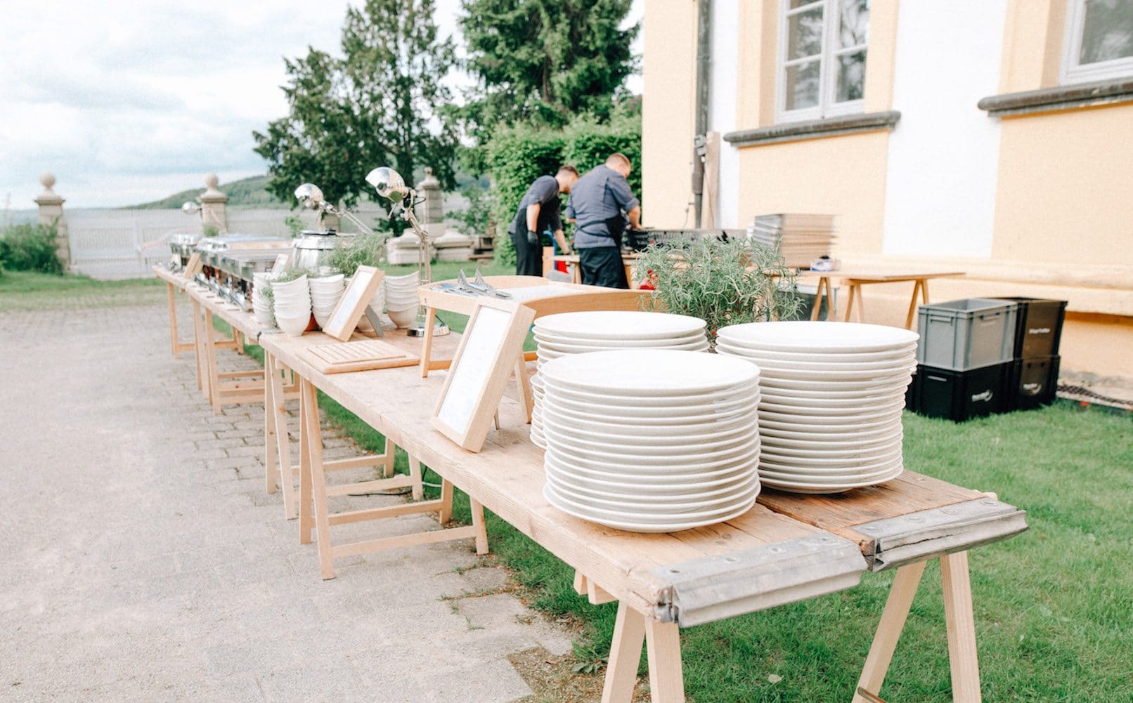 Schlossterasse ausgestattet für ein festliches Buffet im Freien