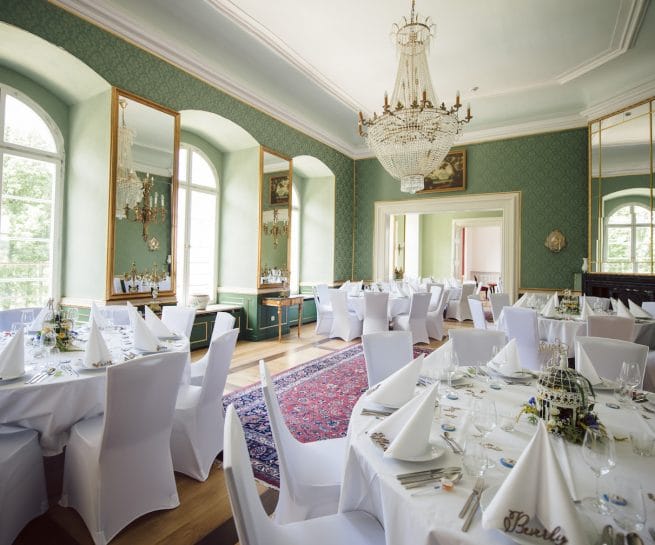 Der geschmückte große Salon Schoenborn im Schloss Jaegersburg. Feierlich gedeckte Tische für Hochzeiten, Geburtstage, Tagungen und Firmenevents.