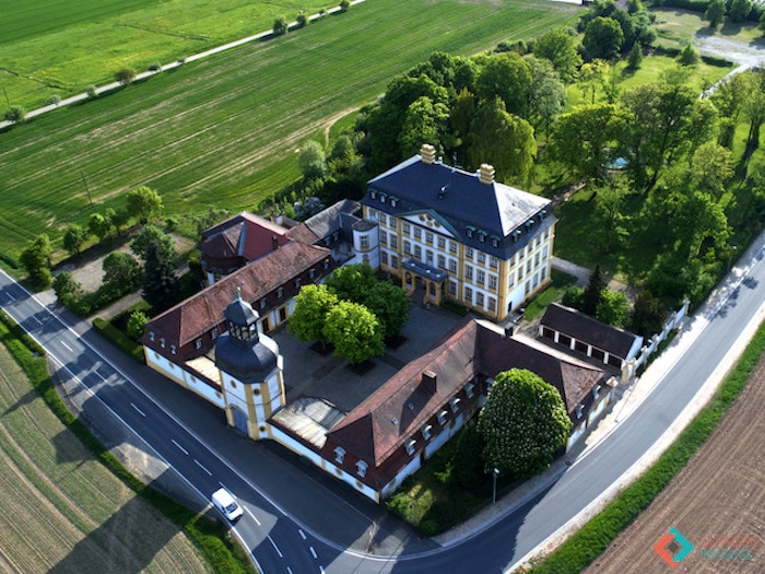 Hier sehen Sie das Schloss Jaegersburg in Vogelperspektive. Die in den Franken gelegene Eventlocation besteht aus verschiedenen Gebäudekomplexen, die allesamt angemietet werden können.