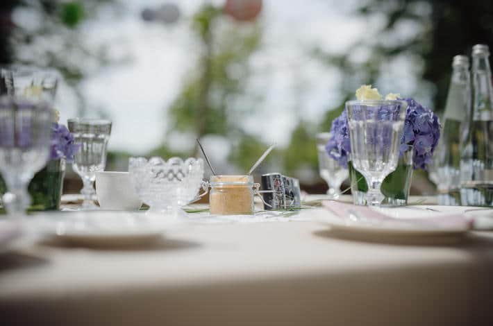 Ein gedeckter Tisch im Schlossgarten. Aufmachung für Hochzeitsempfang und feierliche Veranstaltungen.