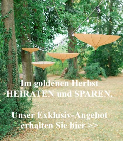 schlosspark im herbst dekoriert mit schirmen